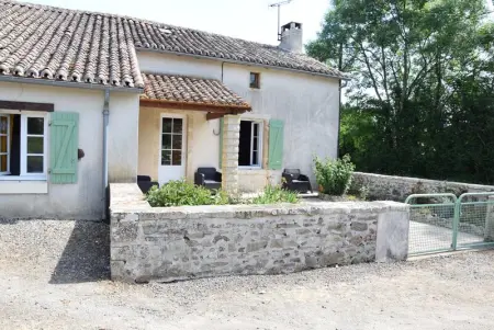 Maison à Saint Germier, Maison charismatique à Saint-Germier avec jardin clôturé. - L1063191