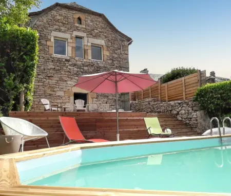 Maison à Pierrefiche, Maison de caractère à Pierrefiche avec piscine privée - L1063284