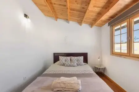 Évasion Champêtre : Maison de Charme avec Jardin et Piscine - Photo 2