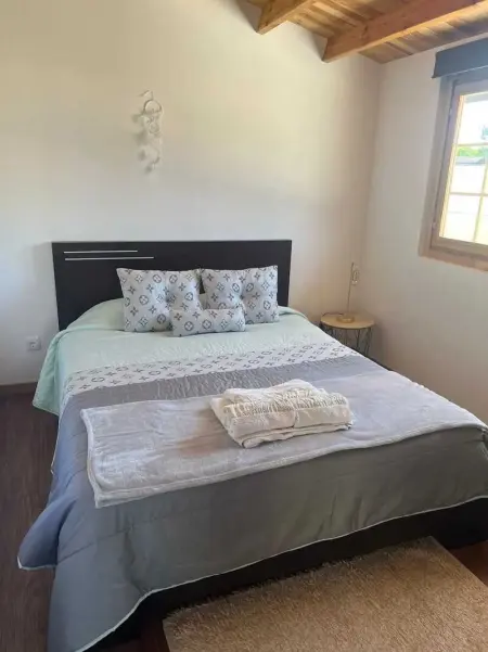 Évasion Champêtre : Maison de Charme avec Jardin et Piscine - Photo 4