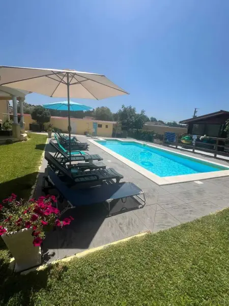 Évasion Champêtre : Maison de Charme avec Jardin et Piscine - Photo 34