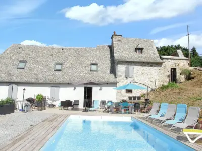 Villa à Vieillevie, Villa spacieuse à Vieillevie avec piscine privée - 180 m² - L1063781