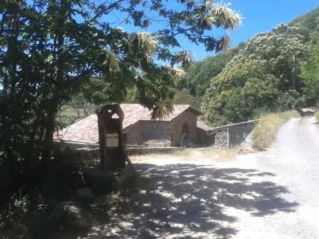 Maison à Saint Andéol de Vals, Maison de charme à Saint-Andéol-de-Vals avec vue sur la montagne - L1063842