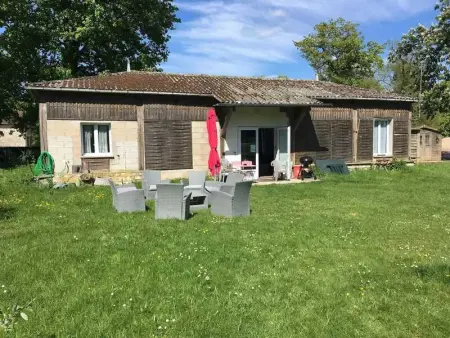 Appartement à Poligny, Studio charmant à Poligny de 80 m² avec vue sur jardin - L1064251