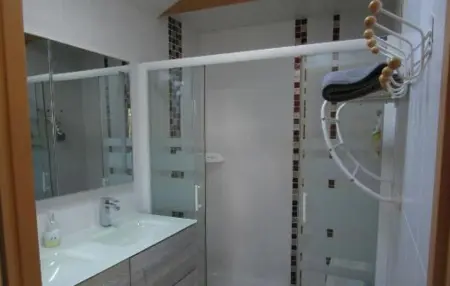 Appartement élégant à Vias avec balcon et jardin - Photo 8