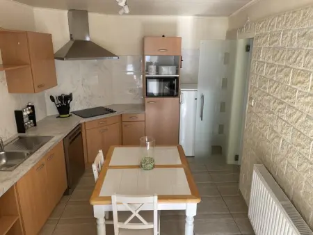 Appartement à Charleroi, Charmant studio en centre-ville de Charleroi, 75 m² avec terrasse - L1064604