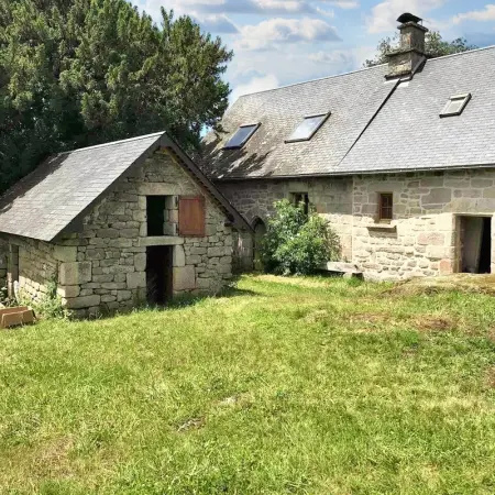 Maison à Chaumeil, Maison en granite typique à Chaumeil avec cheminée - L1065311