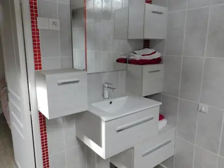 Maison accueillante à Mouterre-Silly avec jardin et cheminée - Photo 11