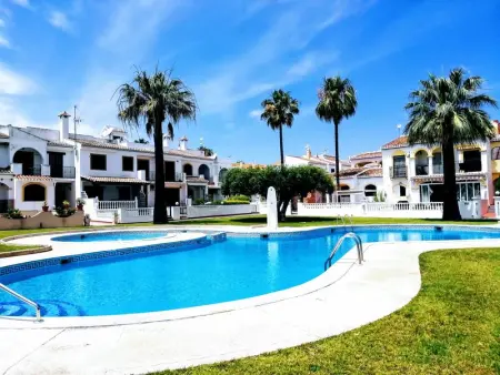 Maison à Torrevieja, Maison accueillante à Torrevieja avec piscine partagée - L1065665