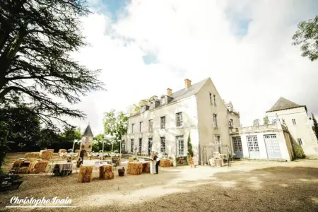 Chateau à Messas, Manoir somptueux à Messas avec piscine privée et grand jardin. - L1066019