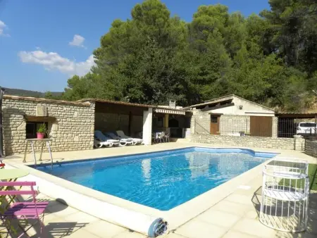 Villa à Lioux, Villa spacieuse à Lioux avec piscine privée et vue montagne - L1066075