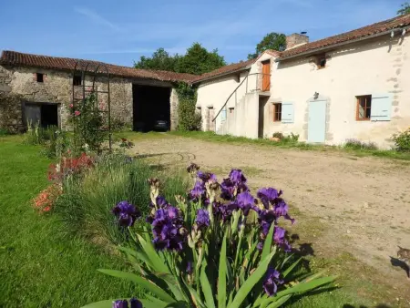 Maison à Nueil les Aubiers, Maison charmante près de Nueil-les-Aubiers avec jardin - L1066398