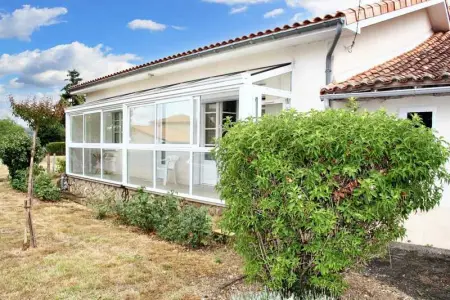 Maison à Montbron, Maison charmante à Montbron avec terrasse et jardin - L1066499