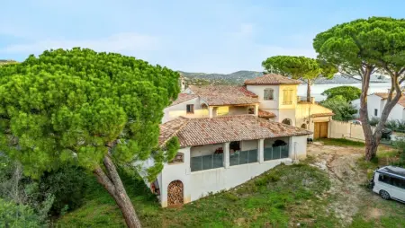 Maison à Sainte Maxime, Maison élégante à Sainte-Maxime avec vue sur la mer - L1066575