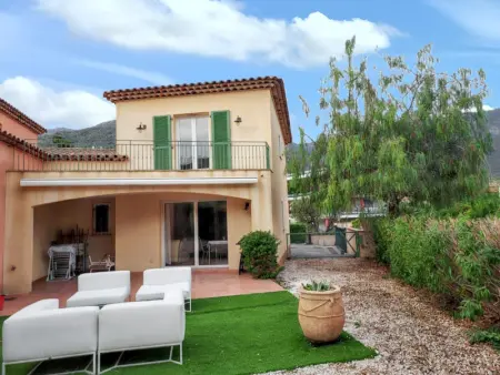 Maison à Le Lavandou, Maison de vacances confortable avec jardin et terrasse au Lavandou - L1066625