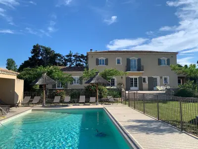 Maison à Aureille, Maison de campagne à Aureille avec piscine dans les Alpilles - L1068823