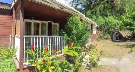 Bungalow à Bouillante, Bungalow charmant proche de Bouillante avec climatisation. - L1068902