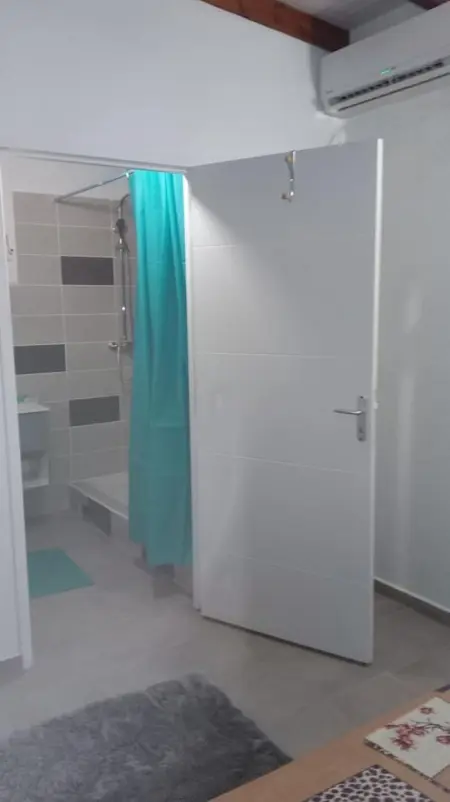Appartement charmant au Moule avec piscine partagée, 40m² - Photo 3