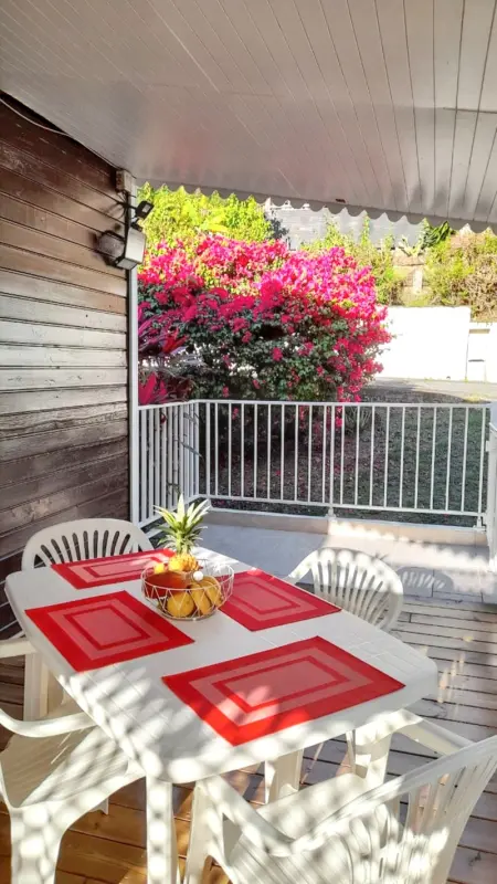 Bungalow charmant à Bouillante avec terrasse privée - Photo 4