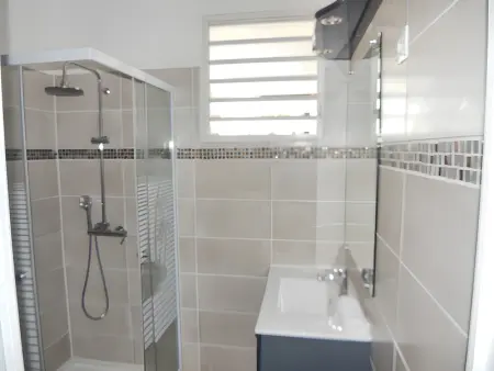 Appartement spacieux à Bouillante avec piscine partagée - Photo 14