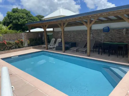 Maison à Sainte Anne, Maison accueillante à Sainte-Anne avec piscine & jardin - L1069084