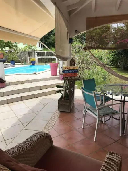 Appartement à Les Abymes, Studio cosy aux Abymes, piscine et jardin, 25 m² - L1069120