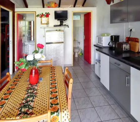 Bungalow à Deshaies, Bungalow confortable à Deshaies avec vue mer, jardin clôturé - L1069155