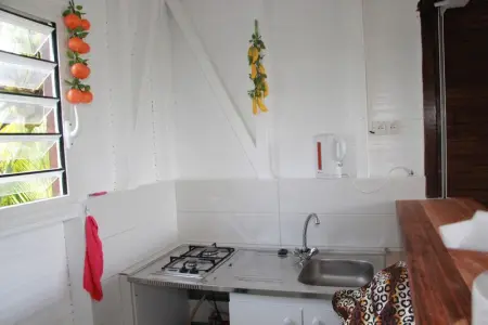 Bungalow charmant à Rivière-Salée avec terrasse privée - Photo 4