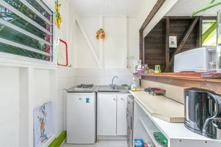 Bungalow charmant à Rivière-Salée avec terrasse privée - Photo 5