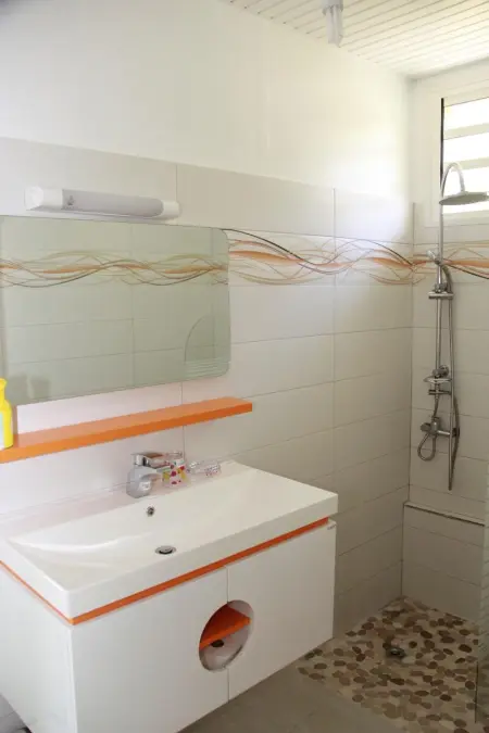 Bungalow charmant à Rivière-Salée avec terrasse privée - Photo 10