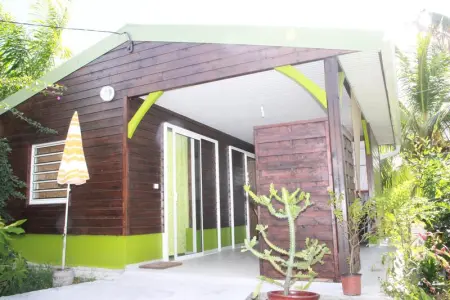 Bungalow charmant à Rivière-Salée avec terrasse privée - Photo 16