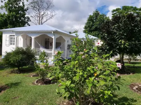 Bungalow charmant à Capesterre-Belle-Eau avec piscine partagée - Photo 4