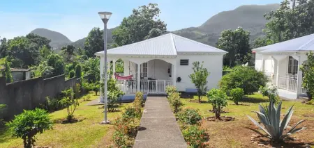 Bungalow charmant à Capesterre-Belle-Eau avec piscine partagée - Photo 7