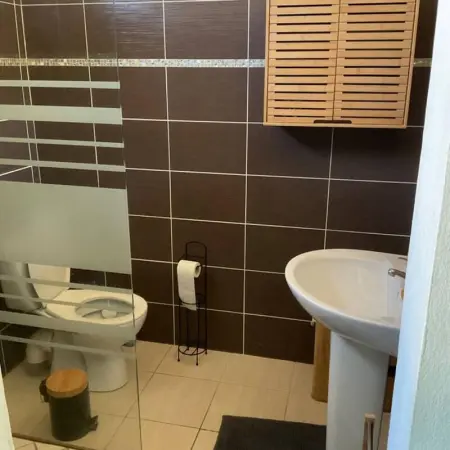 Maison élégante au Moule avec terrasse ensoleillée - Photo 6