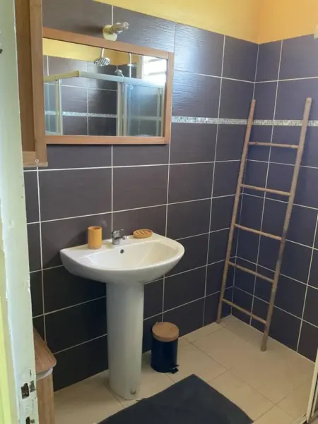 Maison élégante au Moule avec terrasse ensoleillée - Photo 7