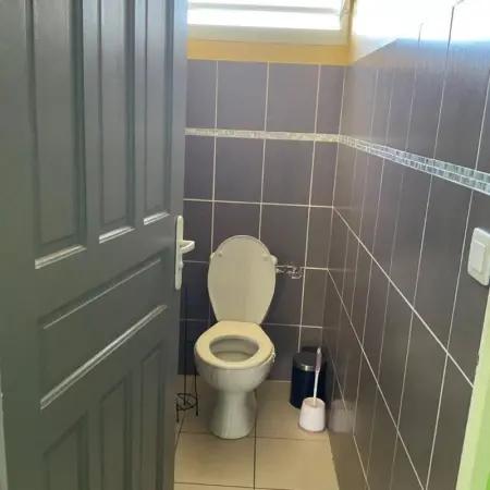 Maison élégante au Moule avec terrasse ensoleillée - Photo 8