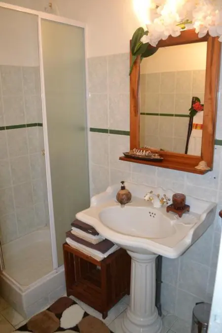 Location spacieuse à Deshaies avec vue sur la mer et montagne - Photo 7