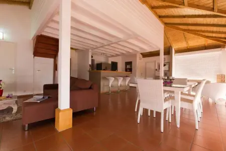 Villa Spacieuse avec Piscine Privée à Saint-François – 120 m², Jardin - Photo 7