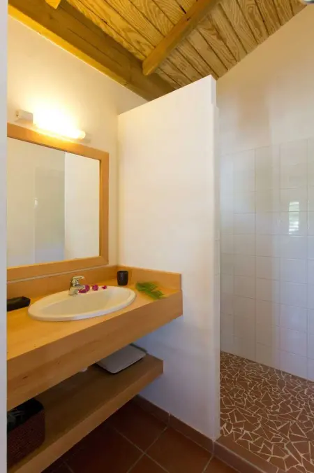 Villa Spacieuse avec Piscine Privée à Saint-François – 120 m², Jardin - Photo 18