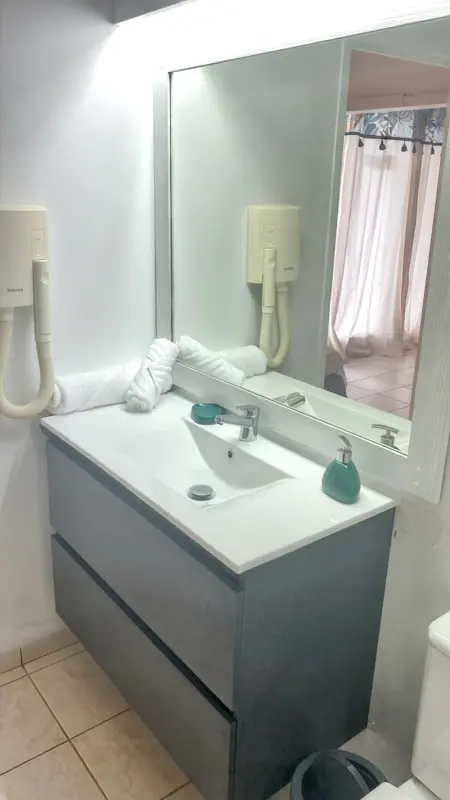 Charmant appartement à La Trinité avec piscine partagée - 40 m² - Photo 13