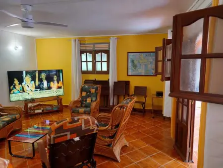 Maison charmante à Pointe Noire, vue montagne, jardin privé - Photo 4