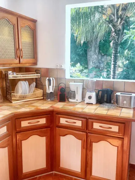 Maison charmante à Pointe Noire, vue montagne, jardin privé - Photo 26