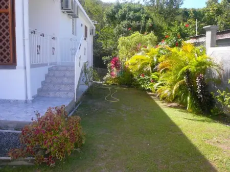 Maison à Pointe Noire, Maison contemporaine à Pointe-Noire avec jardin clôturé - L1069543