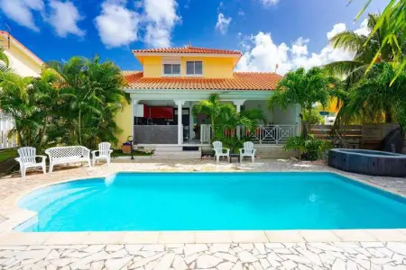 Maison à Sainte Anne, Maison conviviale à Sainte-Anne avec piscine privée - L1069634