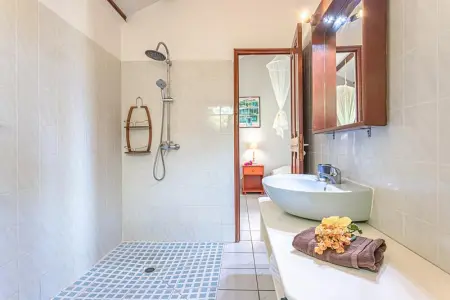 Bungalow confortable à Bouillante, 40 m² avec piscine partagée - Photo 10