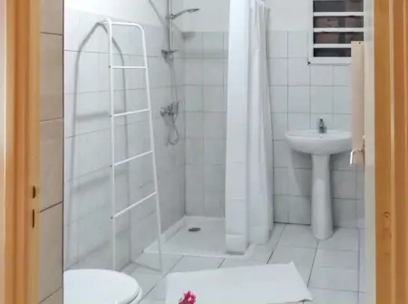 Appartement moderne à Sainte-Anne - Piscine & Jardin - 80 m² - Photo 2