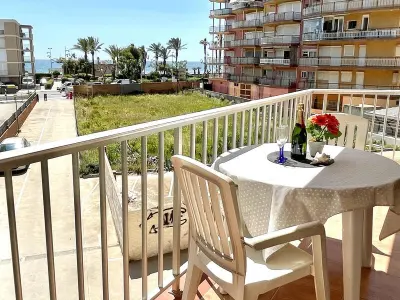 Appartement à La Pineda, Appartement spacieux en bord de mer avec climatisation, terrasse et parking gratuit - L1070828