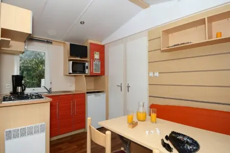 Domaine résidentiel de Plein Air La Pinède 2, Mobil-home avec jardin - Photo 8