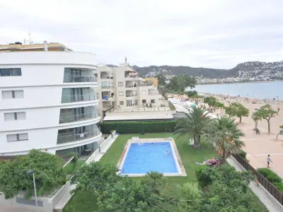 Appartement à Roses, Apartamento junto a la Playa en Roses, Costa Brava! 2 Dormitorios, Vistas al Mar, Piscina, Wi-Fi Gratis. Reserva Ahora! - L1071911