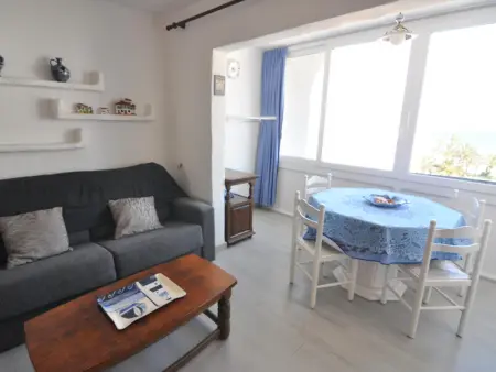 Acogedor estudio en Roses, Costa Brava! Ideal para 3 personas, a 100 m de la playa, con vistas al mar y comodidades. - Photo 2